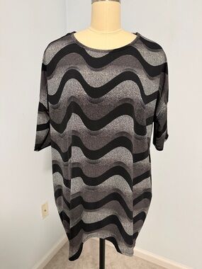 LuLaRoe Black and Gray Wavy Print Short Sleeve Tunic SZM
